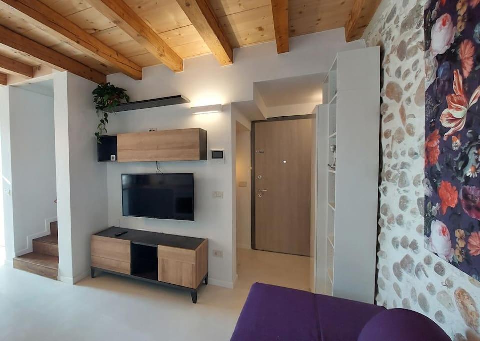 Sui Tetti Di Valeggio - Holiday Apartment วาเลจโจ ซูล มินโช ภายนอก รูปภาพ