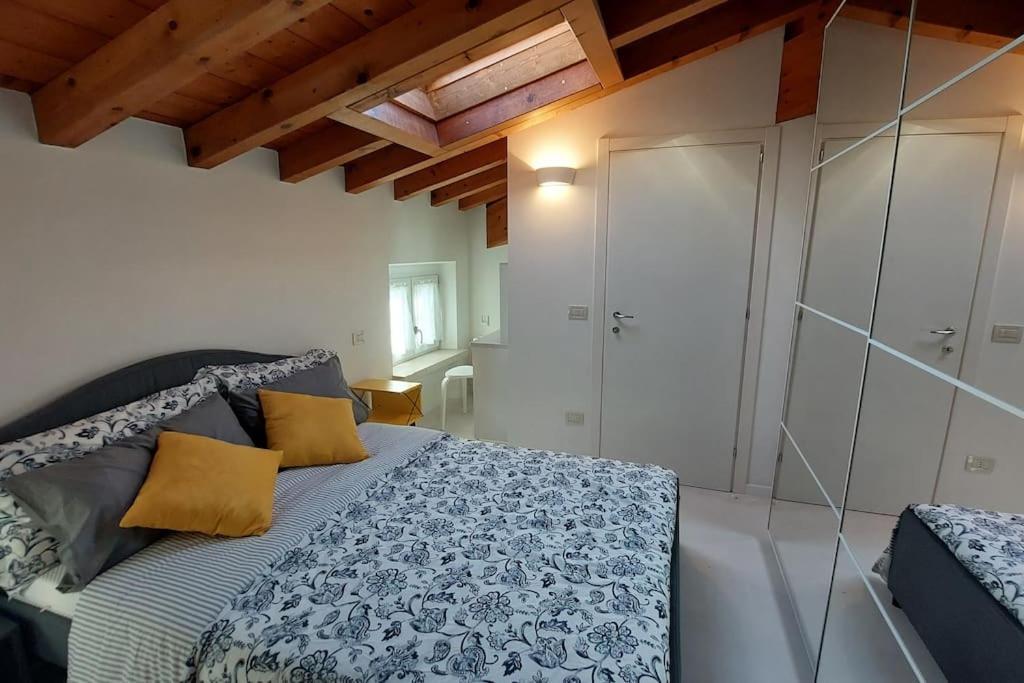 Sui Tetti Di Valeggio - Holiday Apartment วาเลจโจ ซูล มินโช ภายนอก รูปภาพ