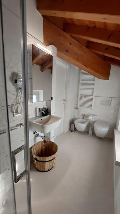 Sui Tetti Di Valeggio - Holiday Apartment วาเลจโจ ซูล มินโช ภายนอก รูปภาพ