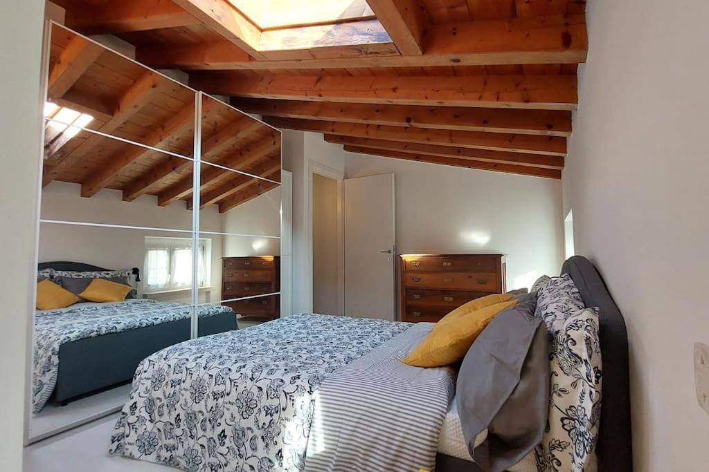 Sui Tetti Di Valeggio - Holiday Apartment วาเลจโจ ซูล มินโช ภายนอก รูปภาพ